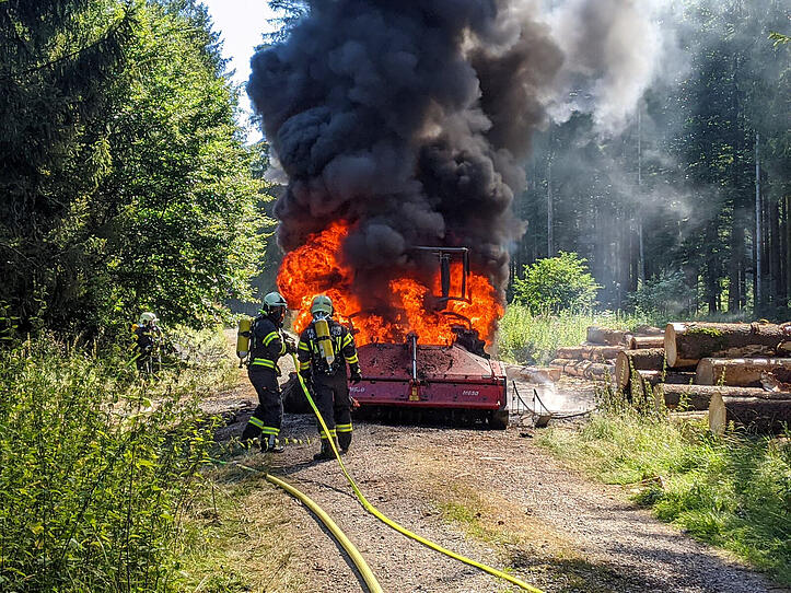 Traktor brannte: Feuerwehr verhinderte Waldbrand