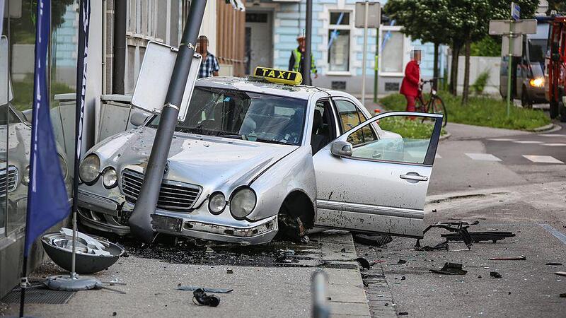 Spektakulärer Taxi-Unfall in Wels