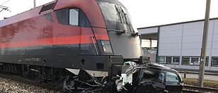 Auto nach Unfall von Railjet erfasst