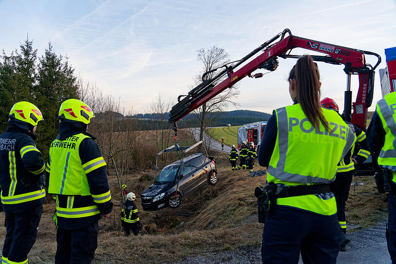 Auto bei Unfall in Hirschbach in Böschung katapultiert