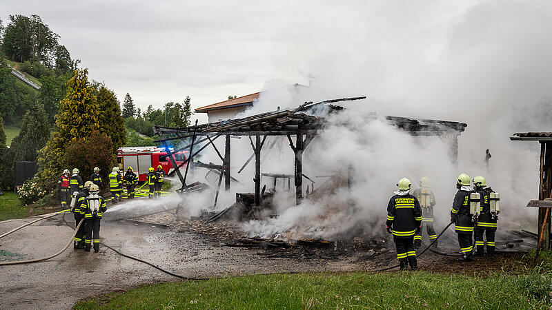 Großeinsatz in Hinzenbach: Holzstadel niedergebrannt