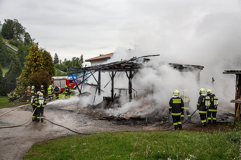 Großeinsatz in Hinzenbach: Holzstadel niedergebrannt