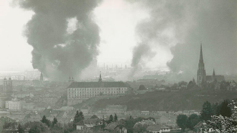 &#8202;Bomben auf Linz: Wie ein Bub beinahe ums Leben kam