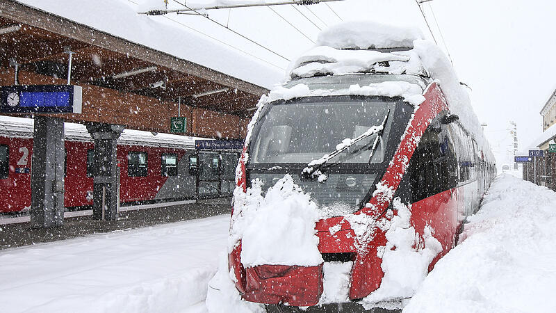Unterbrochene Zugverbindungen durch Schneefall