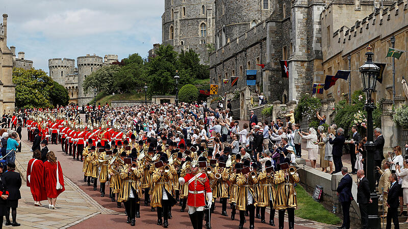 Mit Queen Elizabeth: Hosenbandorden prozessiert in Windsor
