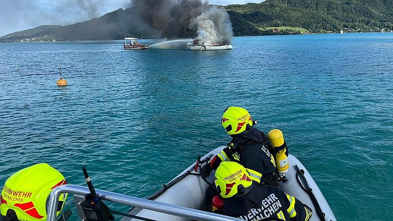 Feuer auf offenem Wasser: Boot am Attersee in Brand