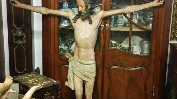 Spätgotisches Kruzifix: Stadt droht jetzt Antiquitätenhändler mit einer Klage
