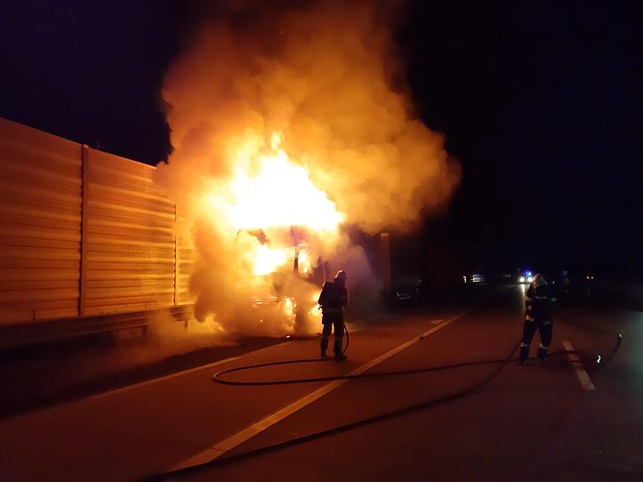 Lastwagen auf A1 ausgebrannt