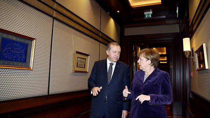 Merkel fordert NATO-Hilfe gegen Schlepper vor der türkischen Küste