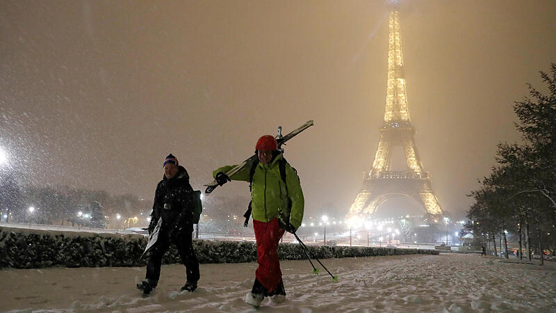 Tiefster Winter in Paris: Eiffelturm geschlossen