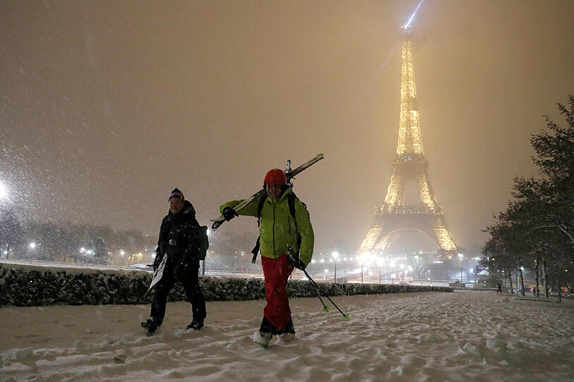 Tiefster Winter in Paris: Eiffelturm geschlossen