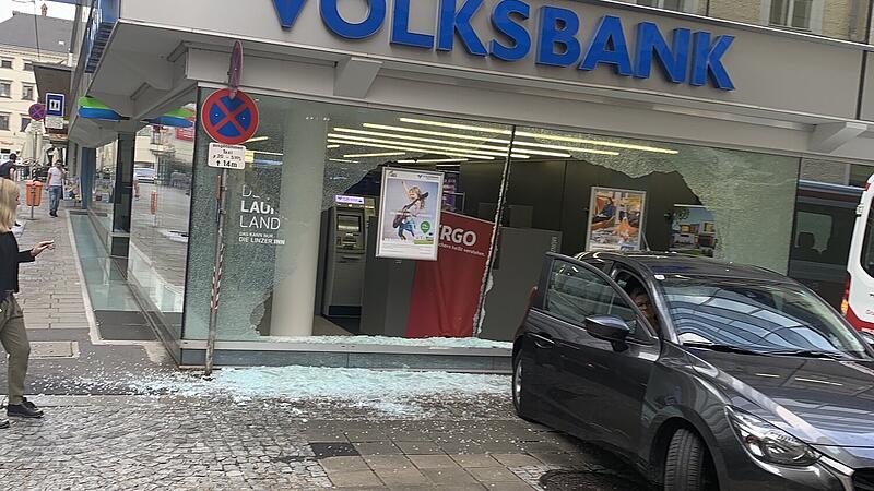 Pensionist rammte mit Auto Volksbank-Filiale