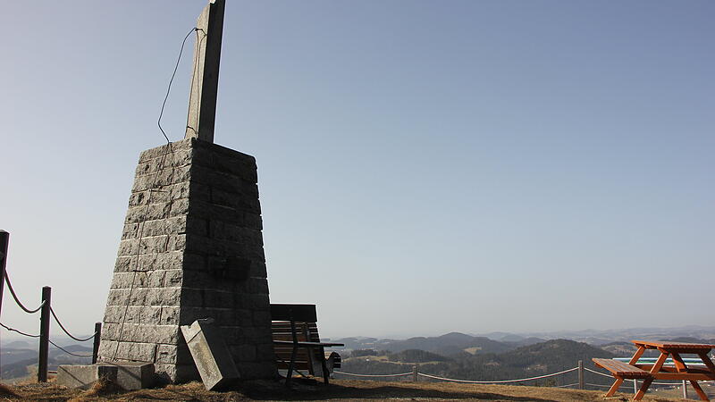 Happy End auf dem Burgstall: Dach des Bezirks erhält ein neues Gipfelkreuz