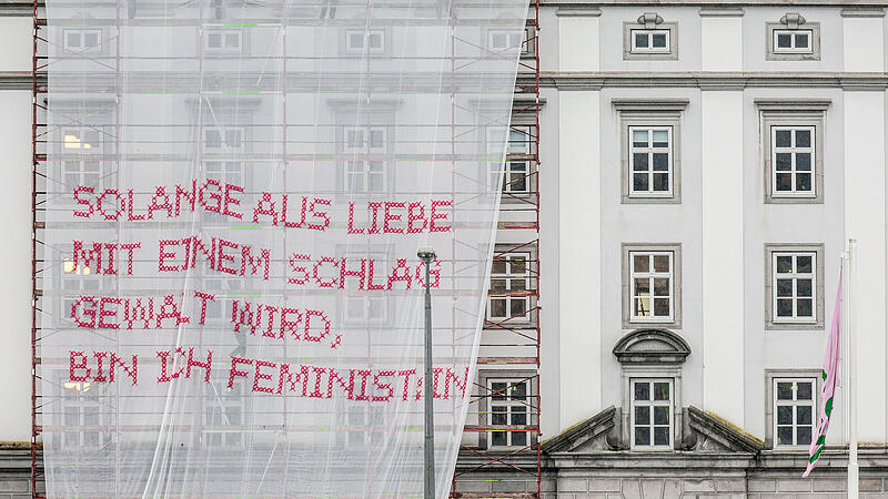Mit Feminismus-Parole auf der Fassade beginnt die Kunstuni ihr Jubiläum
