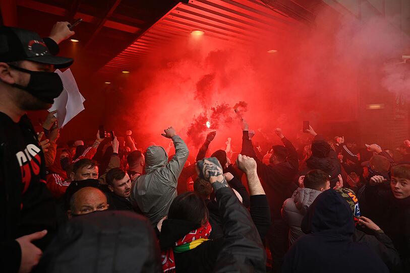Fans von Manchester United stürmten Stadion