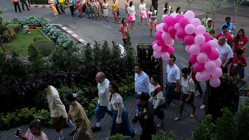Thailänder standen für "Hochzeit in Gold" Schlange