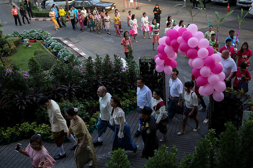 Thailänder standen für "Hochzeit in Gold" Schlange