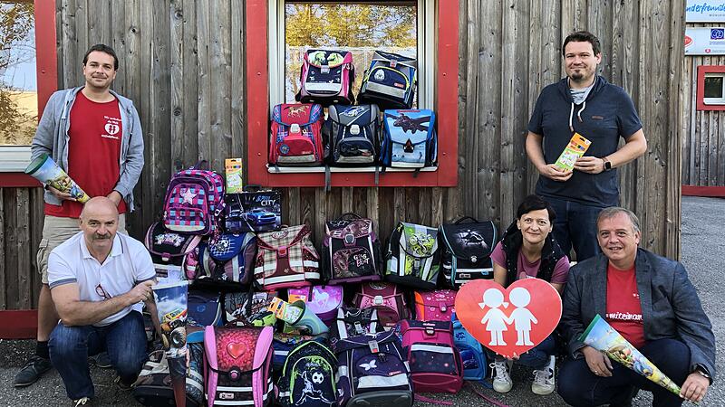 Kinderfreunde sammeln Schultaschen für bedürftige Familien