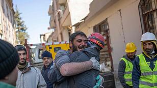 Nach Tagen aus den Trümmern des Erdbebens gerettet