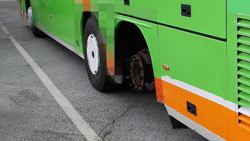 Bus stopped on the A1 with a missing tire