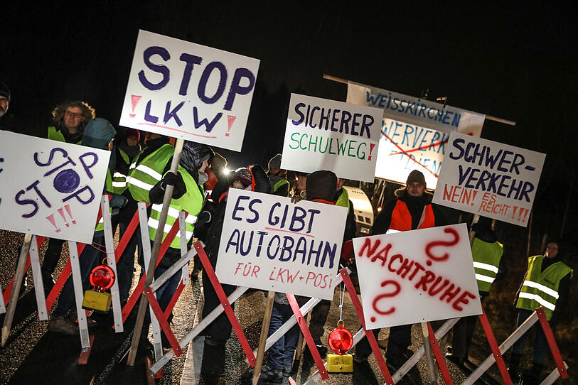 Protest gegen Schwerverkehr auf Marchtrenker Straße