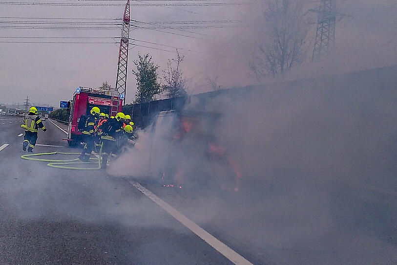 Kastenwagen brannte auf der A1 aus