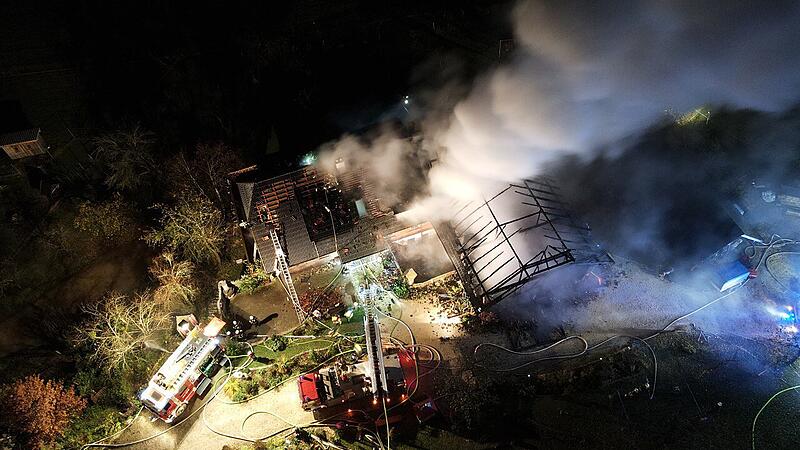 Elf Feuerwehren zu Brand eines Wohngebäudes gerufen