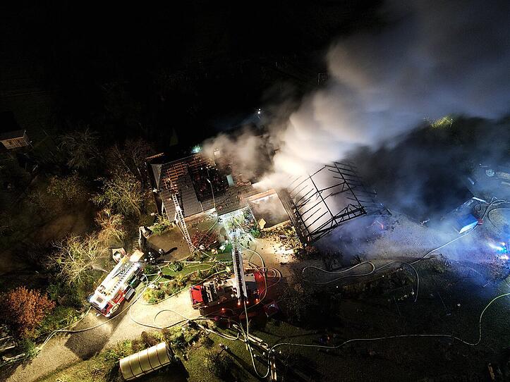 Elf Feuerwehren zu Brand eines Wohngebäudes gerufen