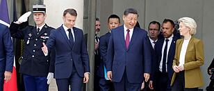 Chinas Präsident Xi (M.) am ersten Tag seines Staatsbesuchs in Paris mit Frankreichs Staatschef Macron (2. v. l.) und EU- Kommissionschefin von der Leyen