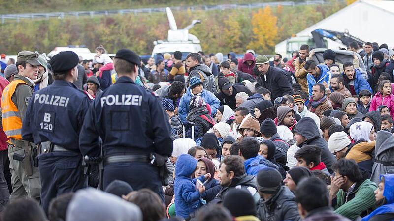 Flüchtlinge stürmten erneut die Grenze