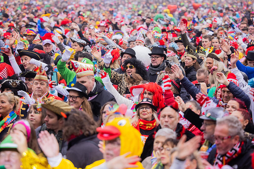Karneval in Köln: Menschenmassen trotz steigender Zahlen
