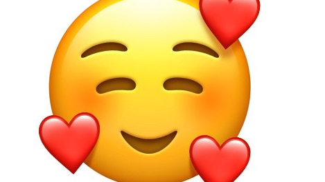 Glücklicher Emoji mit drei Herzen
