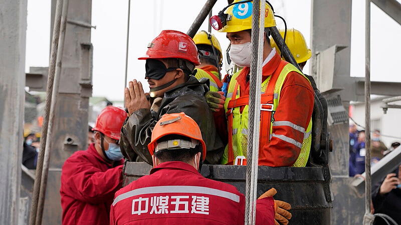 China: Elf Bergleute nach zwei Wochen lebend geborgen