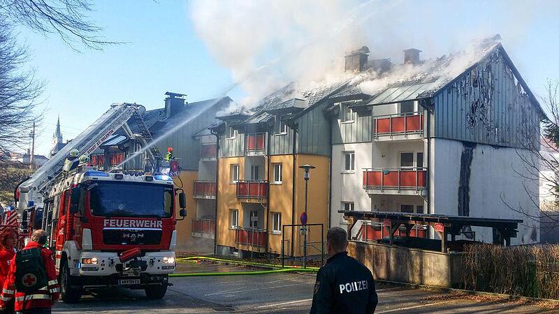 Großbrand in Wohnblock in Stadt Haag: 27 Wohnungen evakuiert