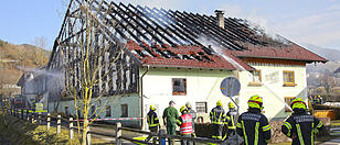Großbrand mitten im Ortszentrum: Bauernhof schwer beschädigt