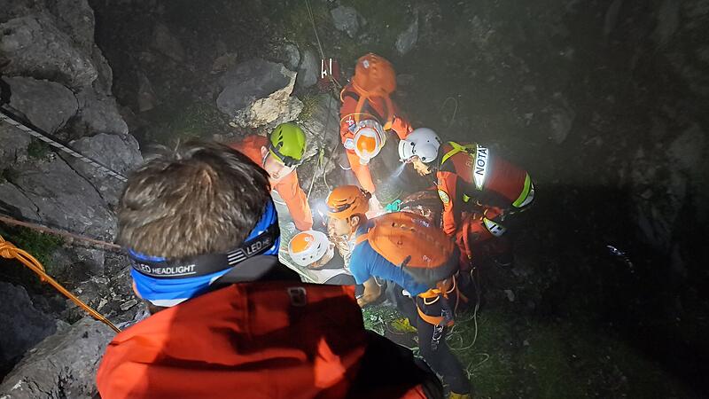 Gewitter über dem Dachstein: Verletzter harrte Nacht auf schmalem Felsband aus