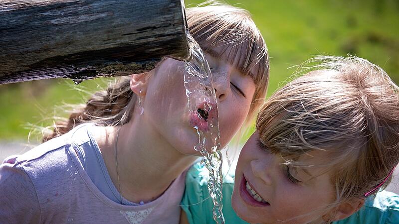 Tricks, damit Kinder mehr Wasser trinken