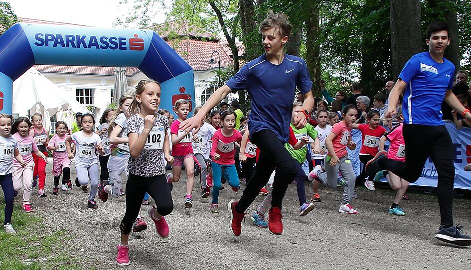 Valentin Pfeil bejubelte Kids beim Schlossparklauf