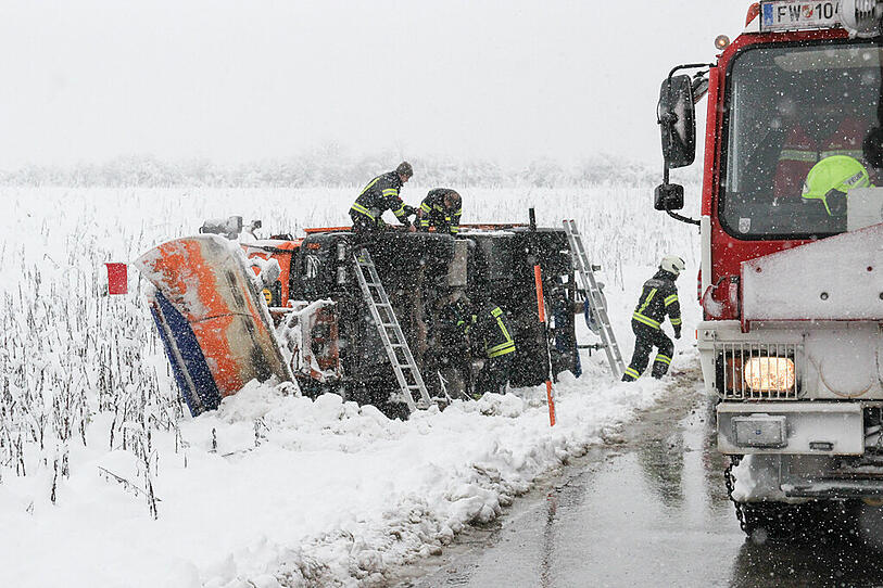 Schnee forderte Feuerwehren in ganz Oberösterreich