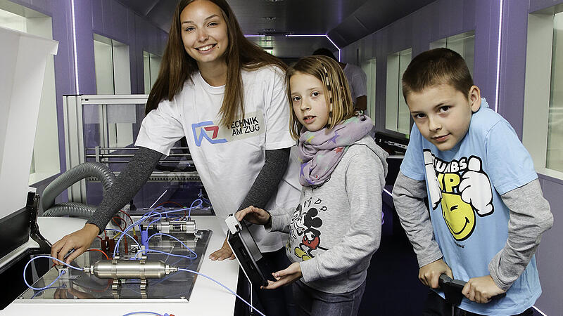 Zum Labor umgebauter Waggon soll Jugend für die Technik begeistern