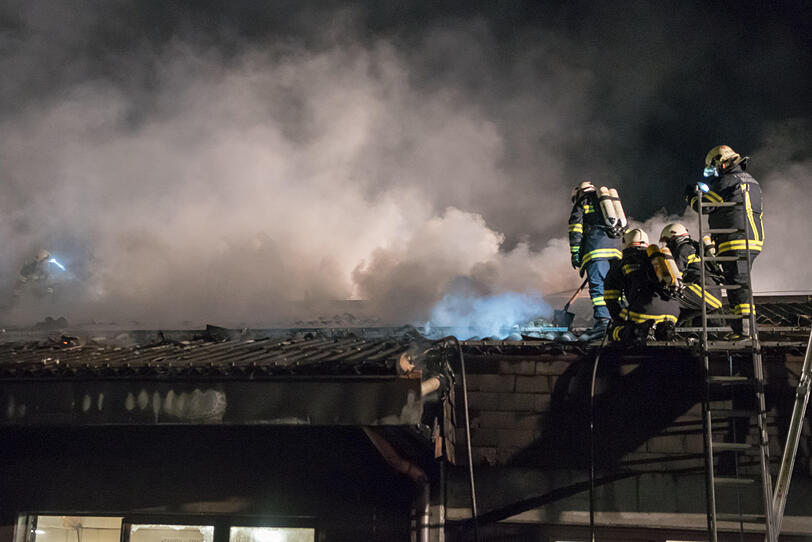 135 Feuerwehrleute löschten Brand in Tischlerei