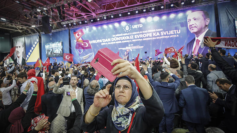 Erdogan lässt sich in Sarajevo feiern