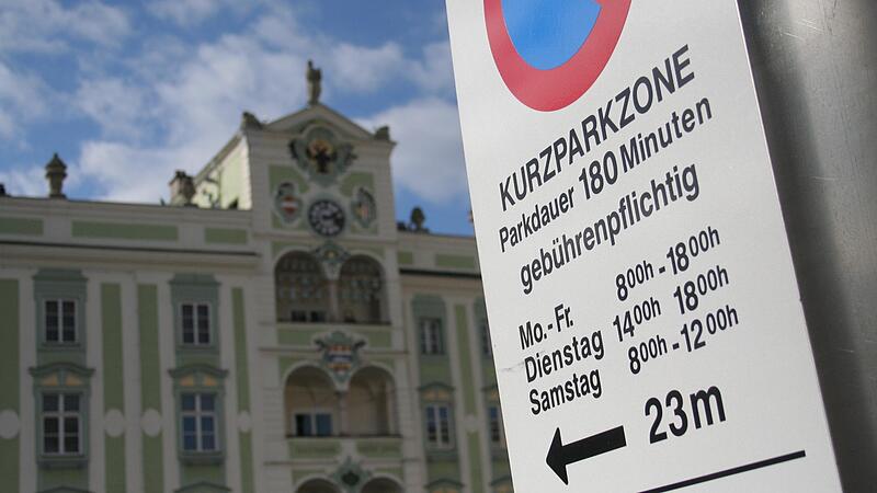 Gmunden erlaubt das Parken auf dem Rathausplatz nun doch ganzjährig