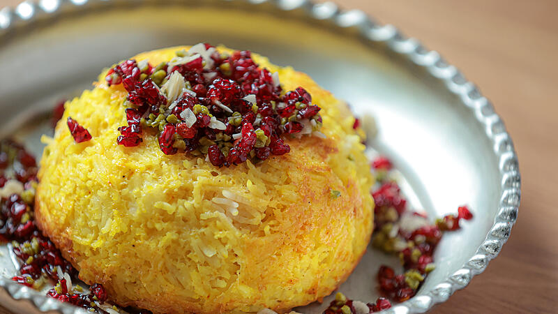Persischer Reiskuchen mit Berberitzen (Tahchin)