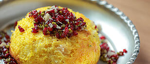 Persischer Reiskuchen mit Berberitzen (Tahchin)