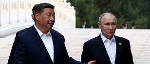Chinas Xi Jinping weist Russlands Wladimir Putin den Weg.