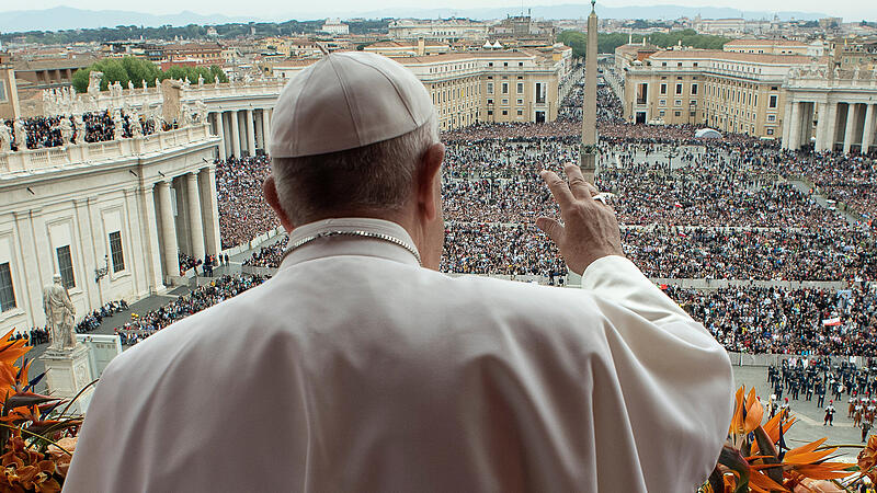 Papst feiert Ostermesse am Petersplatz