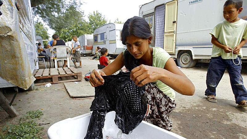 Leer stehendes Kasernengelände als Lagerplatz für Roma auf Durchreise