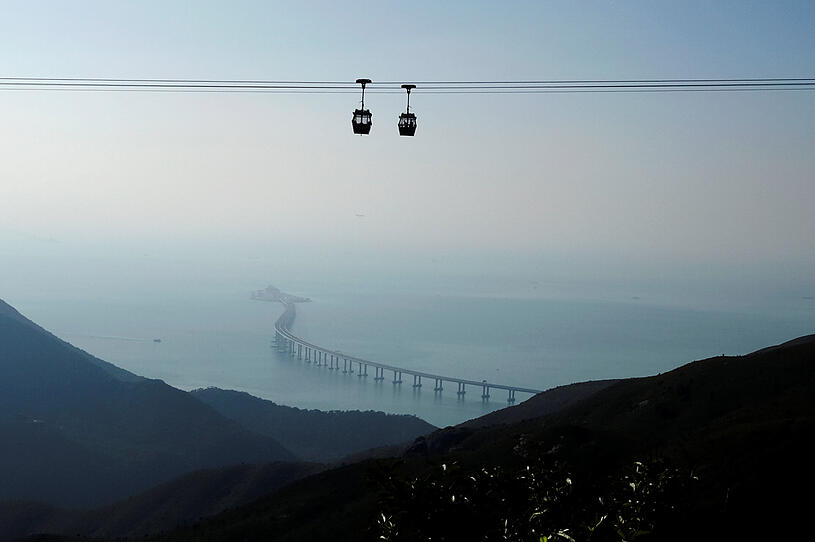 China eröffnet längste Meeresbrücke der Welt