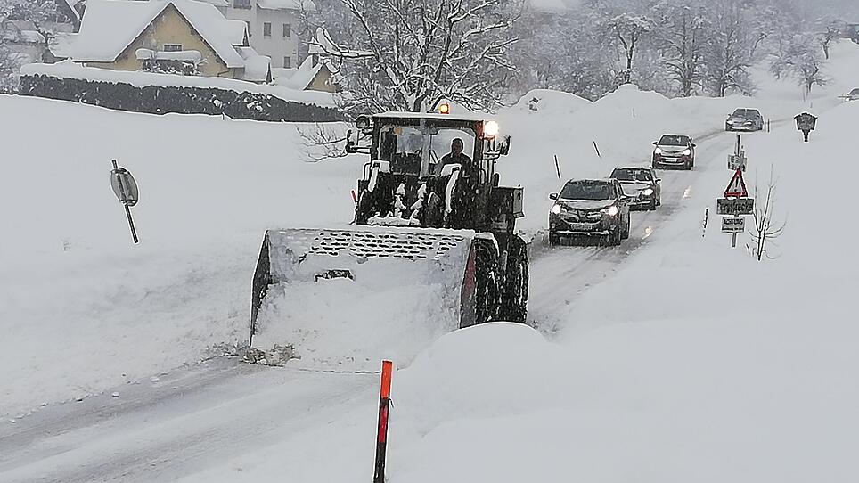 Endlose Fahrt hinter dem Schneepflug: Ganzes Hochkardorf wurde evakuiert